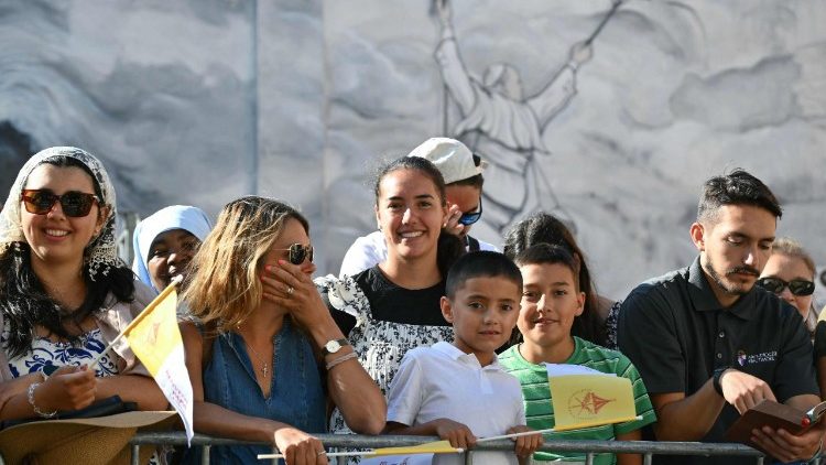 Waamini wakifuatilia Ibada ya Misa Takatifu