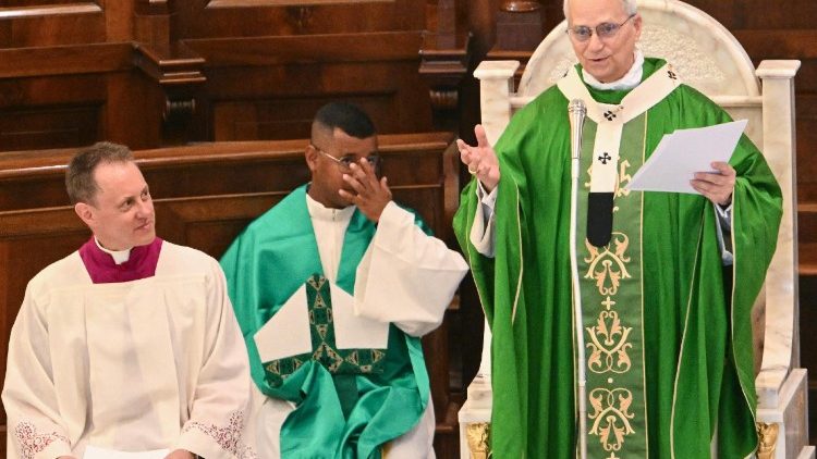 Le&oacute; p&aacute;pa pr&eacute;dik&aacute;l a h&iacute;veknek a vas&aacute;rnapi szentmis&eacute;n Castel Gandolf&oacute;ban