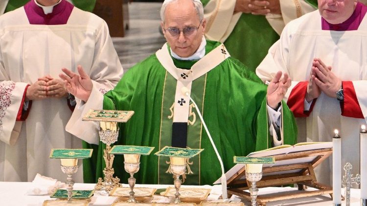 संत पापा लियो 14वें  ख्रीस्तयाग अर्पित करते हुए