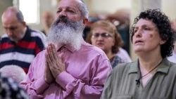 पवित्र परिवार पल्ली में  रविवारीय प्रार्थना में विश्वासी