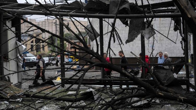 Pessoas caminham em meio a destroços perto de uma estação de metrô após um ataque russo em Kiev em 21 de julho de 2025, em meio à invasão russa da Ucrânia. Ataques russos na capital da Ucrânia, Kiev, em 21 de julho, mataram pelo menos uma pessoa e incendiaram uma loja e uma escola, segundo autoridades municipais. Quatro distritos da cidade foram atacados, com relatos de prédios residenciais, um quiosque e um jardim de infância em chamas, informou o prefeito de Kiev, Vitali Klitschko, em outra publicação no Telegram. (Foto de OLEKSII FILIPPOV / AFP)