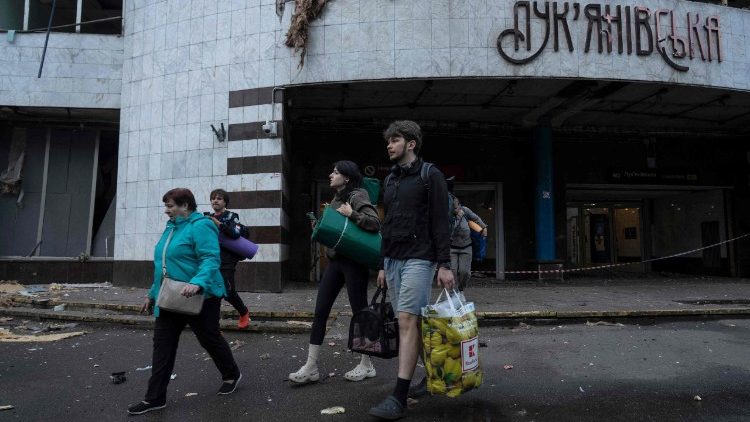 Pessoas com seus pertences deixam uma estação de metrô danificada após um ataque russo em Kiev em 21 de julho de 2025, em meio à invasão russa da Ucrânia. Ataques russos na capital da Ucrânia, Kiev, em 21 de julho, mataram pelo menos uma pessoa e incendiaram uma loja e uma escola, segundo autoridades municipais. Quatro distritos da cidade foram atacados, com relatos de prédios residenciais, um quiosque e um jardim de infância em chamas, informou o prefeito de Kiev, Vitali Klitschko, em outra publicação no Telegram. (Foto de OLEKSII FILIPPOV / AFP)