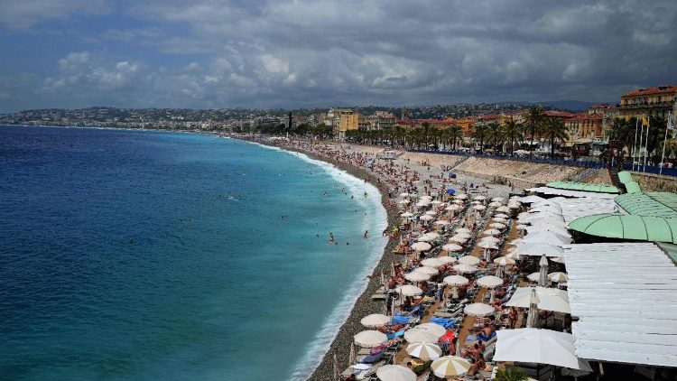 Urlauber in Nizza am Strand
