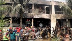 L'edificio scolastico centrato dal jet