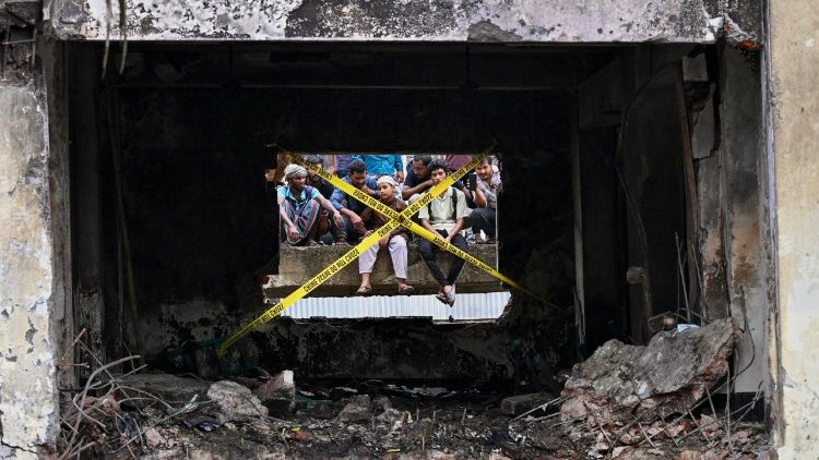 Watu zaidi ya 31 wamefariki dunia baada ya ndege ya kivita ya Jeshi la Anga la Bangladesh kuanguka katika Shule na Chuo cha Milestone 