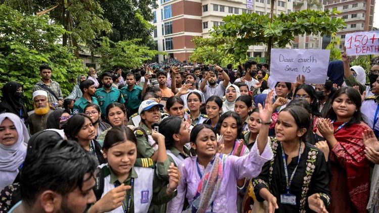 Watu wakiomboleza vifo vya wanafunzi