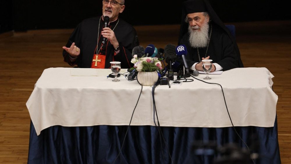 Un momento della conferenza stampa del cardinale Pizzaballa, patriarca di Gerusalemme dei Latini (a sinistra), e del patriarca greco-ortodosso di Gerusalemme Teofilo III 