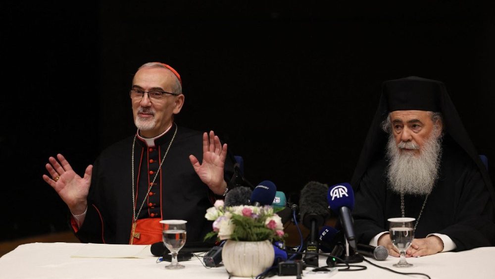 Un momento della conferenza stampa del cardinale Pizzaballa, patriarca di Gerusalemme dei Latini (a sinistra), e del patriarca greco-ortodosso di Gerusalemme Teofilo III 