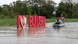 Bewohner eines nahegelegenen Dorfes nutzen wegen der Überflutungen ein Boot