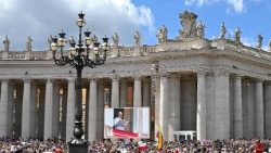 ലിയൊ പതിനാലാമൻ പാപ്പാ, ഞായറാഴ്ച,  നയിച്ച മദ്ധ്യാഹ്നപ്രാർത്ഥനയിൽ പങ്കെടുക്കുന്ന വിശ്വാസികൾ, വത്തിക്കാനിൽ വിശുദ്ധ പത്രോസിൻറെ ബസിലിക്കയുടെ അങ്കണത്തിൽ , 27/07/25