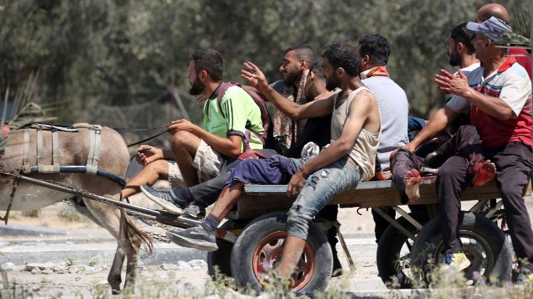 Palestinesi feriti mentre cercavano aiuto presso un punto di distribuzione della Gaza Humanitarian Foundation, all'ingresso del campo profughi di Bureij nella Striscia di Gaza centrale (Foto di Eyad BABA / AFP)
