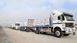 अति आवश्यक सहायता ले जा रहे ट्रक मिस्र से गाज़ा सीमा क्षेत्र में प्रवेश कर रहे हैं