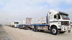 I camion umanitari in attesa ai valichi di frontiera di Gaza 