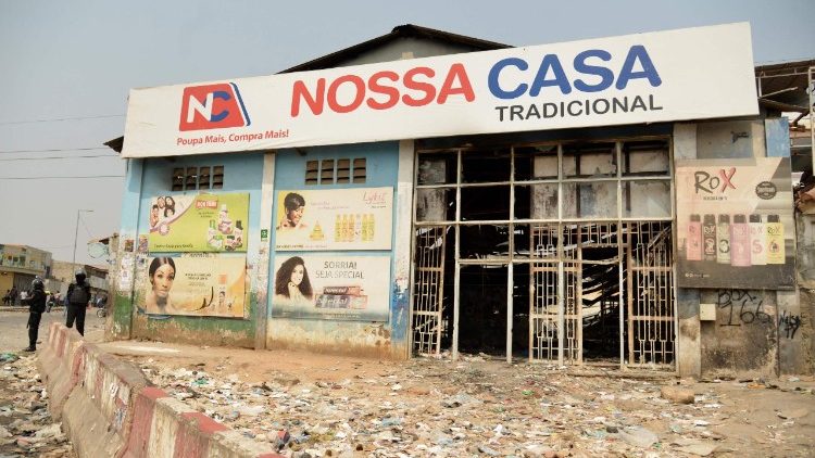 Ein geplünderter Supermarkt in der Hauptstadt