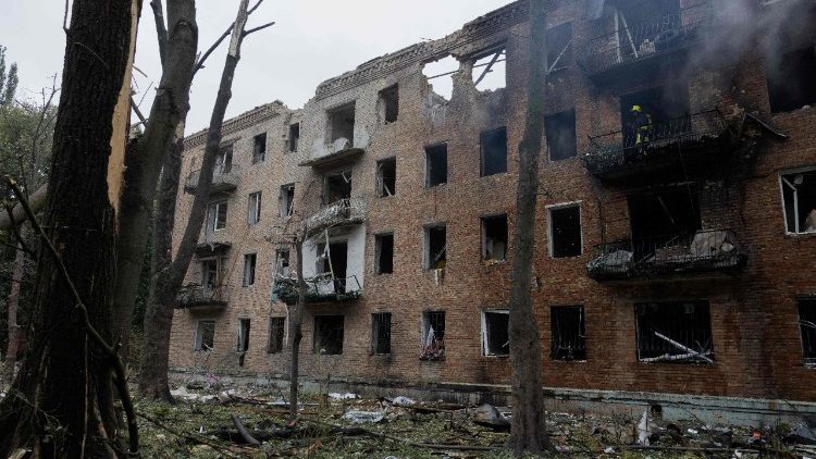 Um bombeiro em um prédio residencial incendiado após um ataque russo em Kiev em 31 de julho de 2025, em meio à invasão russa da Ucrânia. Ataques russos em Kiev mataram pelo menos seis pessoas, disseram autoridades em 31 de julho de 2025, enquanto Moscou reivindicava a captura de uma cidade que havia sido um reduto fundamental do exército ucraniano no leste do país. Drones e ataques com mísseis atingiram pelo menos 27 locais em Kiev nas primeiras horas da manhã, disseram autoridades da cidade. (Foto de Tetiana DZHAFAROVA / AFP)