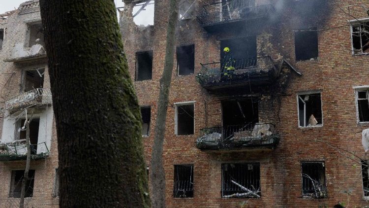 Um bombeiro em um prédio residencial incendiado após um ataque russo em Kiev em 31 de julho de 2025, em meio à invasão russa da Ucrânia. Ataques russos em Kiev mataram pelo menos seis pessoas, disseram autoridades em 31 de julho de 2025, enquanto Moscou reivindicava a captura de uma cidade que havia sido um reduto fundamental do exército ucraniano no leste do país. Drones e ataques com mísseis atingiram pelo menos 27 locais em Kiev nas primeiras horas da manhã, disseram autoridades da cidade. (Foto de Tetiana DZHAFAROVA / AFP)