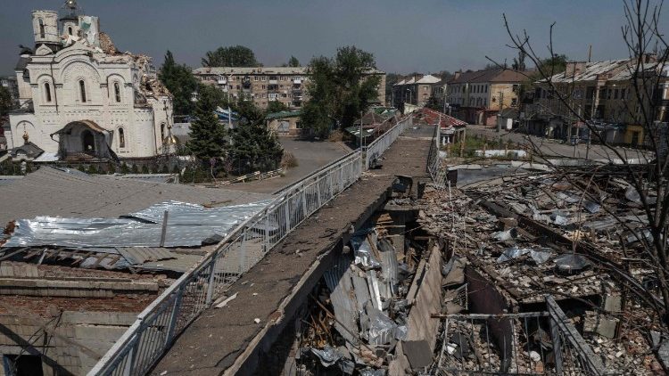 Esta fotografia, tirada em 30 de julho de 2025 e divulgada em 31 de julho de 2025 pelo serviço de imprensa da 93ª Brigada Mecanizada Separada de Kholodnyi Yar das Forças Terrestres Ucranianas, mostra prédios residenciais danificados e uma igreja na cidade de Kostyantynivka, na linha de frente, na região de Donetsk, em meio à invasão russa da Ucrânia. (Foto de Iryna Rybakova / 93ª Brigada Mecanizada Separada de Kholodnyi Yar / AFP)