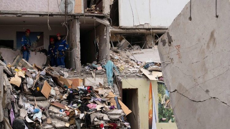 Equipes de resgate ucranianas trabalham entre os escombros de um prédio residencial destruído no local de um ataque aéreo em Kiev, em 31 de julho de 2025, em meio à invasão russa da Ucrânia. O presidente ucraniano, em 31 de julho de 2025, instou seus aliados a promoverem uma "mudança de regime" na Rússia, horas depois de um ataque russo com drones e mísseis em Kiev ter matado sete pessoas, incluindo um menino de seis anos. (Foto de OLEKSII FILIPPOV / AFP)