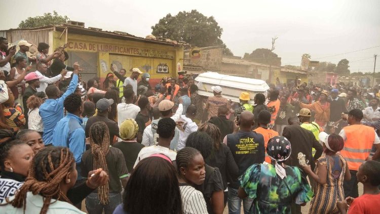 Beerdigung einer Frau, die während der Proteste ums Leben kam, am 4. August in Luanda
