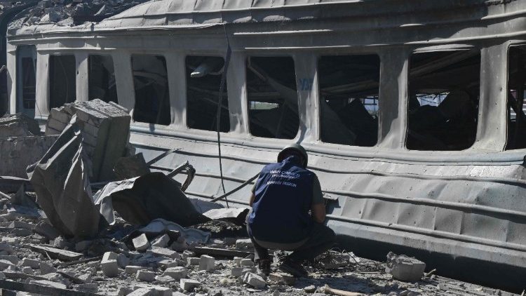 Um investigador examina destroços em uma estação de trem danificada após um ataque de drone na cidade de Lozova, região de Kharkiv, em 5 de agosto de 2025, em meio à invasão russa da Ucrânia. (Foto de Genya SAVILOV / AFP)