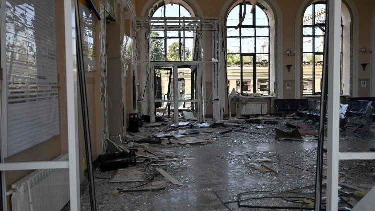 Esta fotografia mostra o hall de uma estação de trem danificado após um ataque de drones na cidade de Lozova, região de Kharkiv, em 5 de agosto de 2025, durante a invasão russa da Ucrânia. (Foto de Genya SAVILOV / AFP)