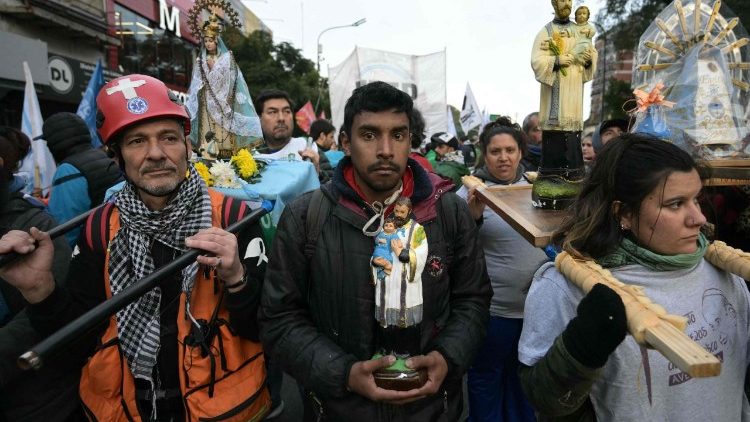 Manifestantes marchan desde la Iglesia de San Cayetano hasta la Plaza de Mayo. Alli los trabajadores suelen reclamar sus reivindicaciones al gobierno