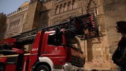 Ein Feuerwehrwagen vor der Moschee-Kathedrale in Córdoba 