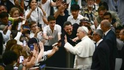 Leó pápa a kihallgatás előtt körbejárt és köszöntötte a zarándokokat  