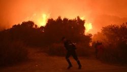 Ein Feuerwehrmann versucht den Brand in der Nähe von Patras zu löschen