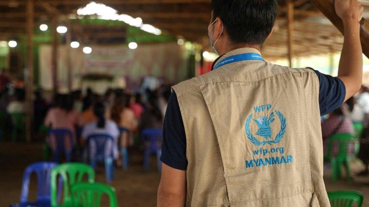 FILES-MYANMAR-WAR-AID-FOOD