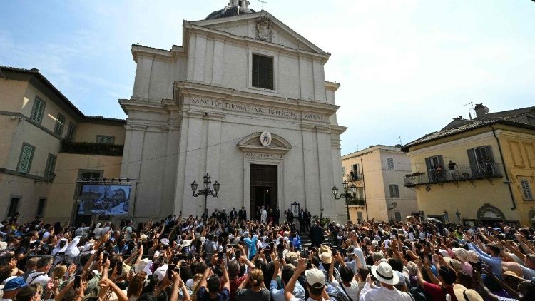 ലിയൊ പതിനാലാമൻ പാപ്പാ ആഗസ്റ്റ് 15-ന് വെള്ളിയാഴ്ച സ്വാർഗ്ഗാരോപണത്തിരുന്നാൾ ദിവ്യബലി അർപ്പിച്ച ദേവാലയവും അതിനു മുന്നിൽ തടിച്ചുകൂടിയ വിശ്വാസികളും