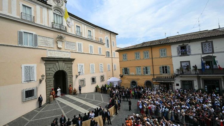 ലിയൊ പതിനാലാമൻ പാപ്പാ കാസ്തെൽ ഗന്തോൾഫൊയിൽ, വേനൽക്കാല അരമനയുടെ മുന്നിൽ സ്വർഗ്ഗാരോപിതനാഥയുടെ തിരുന്നാൾ ദിനത്തിൽ മദ്ധ്യാഹ്നപ്രാർത്ഥന നയിക്കുന്നു, 15/08/25