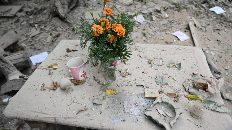 Esta fotografia mostra flores sobre a mesa no pátio de um prédio residencial danificado após ataques aéreos russos na cidade de Lviv, no oeste da Ucrânia, em 21 de agosto de 2025, em meio à invasão russa da Ucrânia. A Rússia lançou centenas de drones e mísseis contra a Ucrânia durante a noite, informou a Força Aérea Ucraniana em 21 de agosto de 2025, o maior ataque de Moscou em semanas, após os esforços liderados pelos EUA para deter a invasão do Kremlin. (Foto de YURIY DYACHYSHYN / AFP)