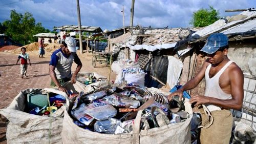 Duplo naufr&aacute;gio na costa de Mianmar: teme-se pelo destino de 500 rohingyas