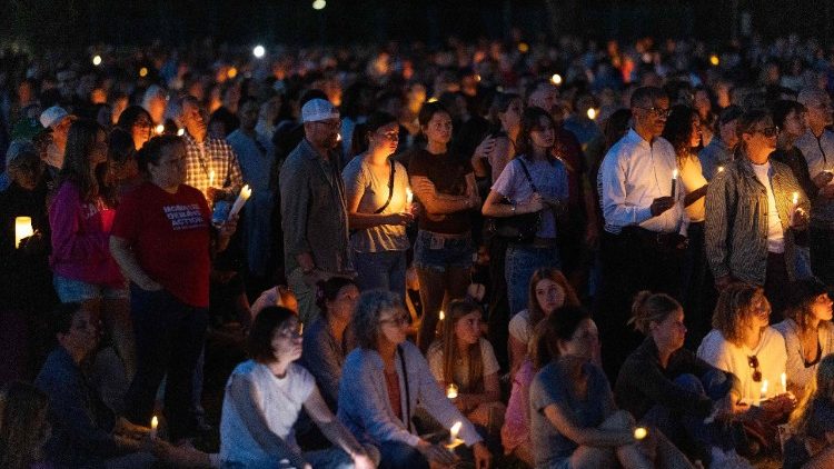 Molitveno bdenje po streljanju v cerkvi
