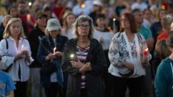 துப்பாக்கிச்சூட்டினால் இறந்தவர்களுக்கு அஞ்சலி செலுத்தும் மக்கள் 