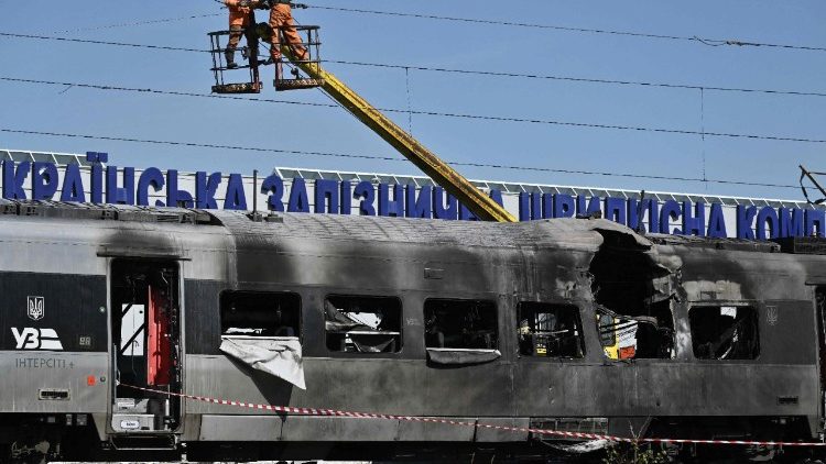 Funcionários consertam uma linha de fornecimento de energia elétrica sobre um trem de alta velocidade Intercity+, gravemente danificado em um depósito durante um ataque em larga escala com drones e mísseis russos a Kiev, em 28 de agosto de 2025, em meio à invasão russa da Ucrânia. Mísseis e drones russos atingiram prédios de apartamentos na capital ucraniana, Kiev, no início de 28 de agosto de 2025, matando pelo menos 14 pessoas, incluindo três crianças, em um ataque que, segundo o presidente Volodymyr Zelensky, demonstrava a rejeição de Moscou às negociações de paz. (Foto de Genya SAVILOV / AFP)