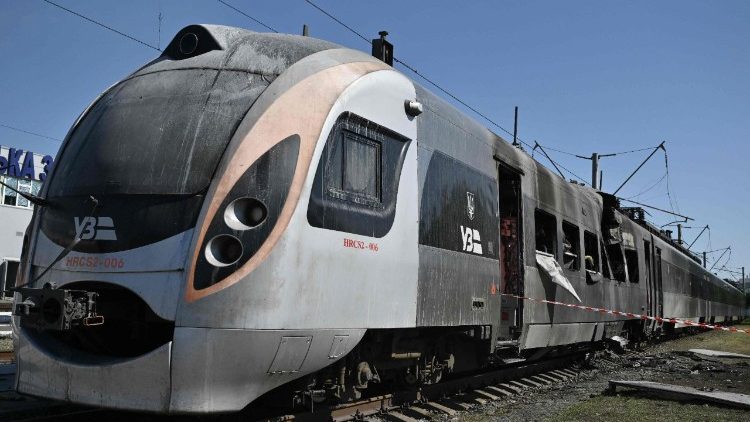 Esta fotografia mostra um trem de alta velocidade Intercity+ gravemente danificado em um depósito durante um ataque em larga escala com drones e mísseis russos a Kiev, em 28 de agosto de 2025, em meio à invasão russa da Ucrânia. Mísseis e drones russos destruíram prédios de apartamentos na capital ucraniana, Kiev, no início de 28 de agosto de 2025, matando pelo menos 14 pessoas, incluindo três crianças, em um ataque que, segundo o presidente Volodymyr Zelensky, demonstrava a rejeição de Moscou às negociações de paz. (Foto de Genya SAVILOV / AFP)