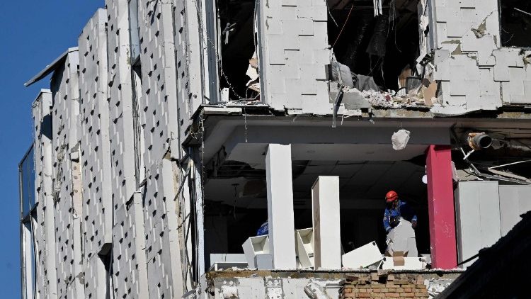 Equipes de resgate ucranianas trabalham no local de um prédio danificado após um ataque em larga escala com drones e mísseis russos a Kiev, em 28 de agosto de 2025, em meio à invasão russa da Ucrânia. Mísseis e drones russos atingiram prédios de apartamentos na capital ucraniana, Kiev, no início de 28 de agosto de 2025, matando pelo menos 14 pessoas, incluindo três crianças, em um ataque que, segundo o presidente Volodymyr Zelensky, demonstra a rejeição de Moscou às negociações de paz. (Foto de Sergei SUPINSKY / AFP)