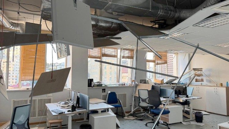 Esta foto, tirada e divulgada em 28 de agosto de 2025 pela delegação da União Europeia na Ucrânia, mostra os danos nos escritórios da UE em Kiev após um ataque russo com mísseis e drones a prédios de apartamentos, que matou pelo menos 14 pessoas, incluindo três crianças, e também atingiu o prédio da missão da UE na capital ucraniana. (Foto: Handout / Delegação da UE na Ucrânia / AFP)