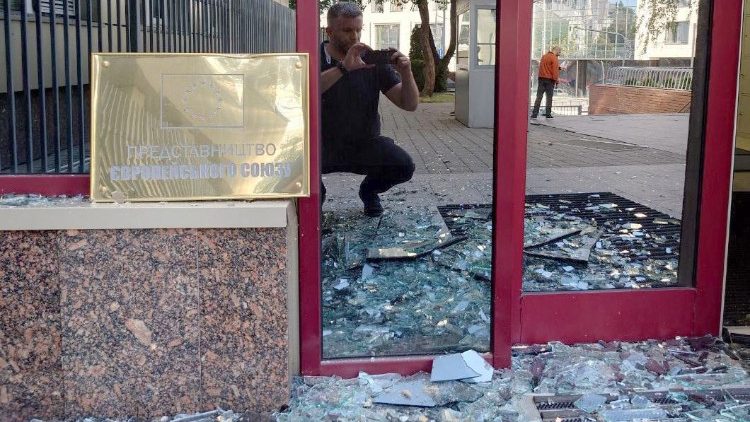 Esta foto, tirada e divulgada em 28 de agosto de 2025 pela delegação da União Europeia na Ucrânia, mostra os danos nos escritórios da UE em Kiev após um ataque russo com mísseis e drones a prédios de apartamentos, que matou pelo menos 14 pessoas, incluindo três crianças, e também atingiu o prédio da missão da UE na capital ucraniana. (Foto: Handout / Delegação da UE na Ucrânia / AFP)