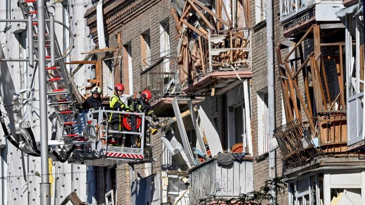 Equipes de resgate removem escombros de um prédio residencial em uma área danificada da capital ucraniana após um ataque em larga escala com drones e mísseis russos em Kiev, em 28 de agosto de 2025, em meio à invasão russa da Ucrânia. (Foto de Sergei SUPINSKY / AFP)