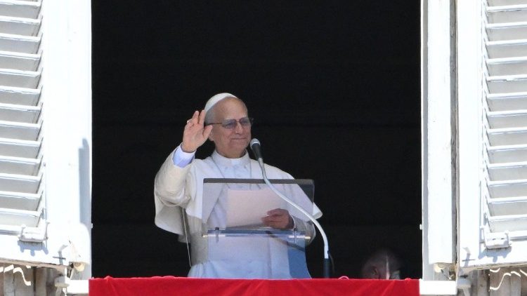Leó pápa az Úrangyalakor üdvözli a Szent Péter téren egybegyűlteket