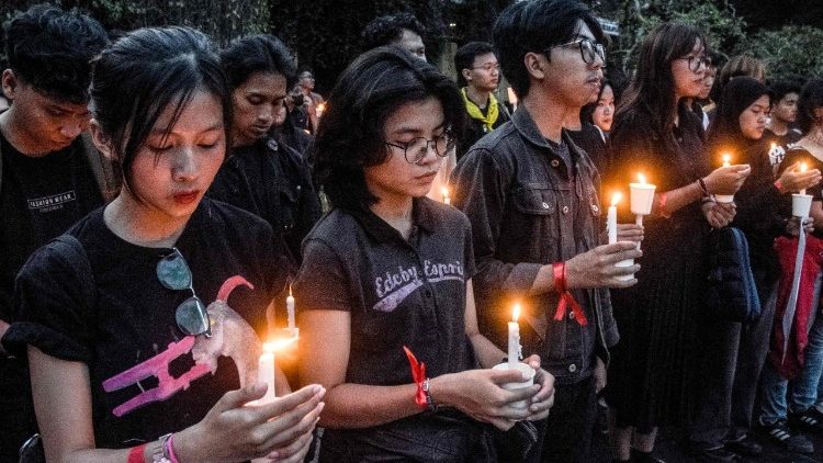 Estudantes carregam velas em homenagem às vítimas da repressão aos protestos na Indonésia