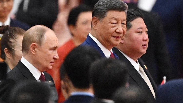 Da sinistra, Vladimir Putin, Xi Jinping e Kim Jong-un a Pechino