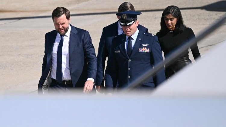 Vizepräsident JD Vance und Second Lady Usha Vance zollen den Opfern des Amoklaufs in der Annunciation Catholic Church ihren Respekt.