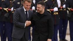 Il presidente ucraino Zelensky accolto dal presidente francese Macron