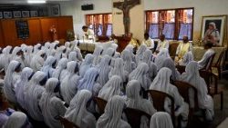 Motrat Misionare të Bamirësisë në lutje në ditën e festës së Shën Terezës së Kalkutës, e cila shënon përvjetorin e vdekjes së Nënë Terezës, në Shtëpinë Nënë në Kalkuta më 5 shtator 2025.