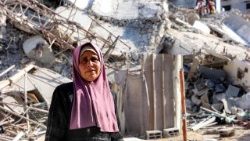Une Palestinienne dans les ruines de Gaza