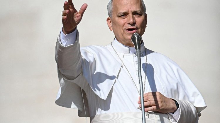 Papa Leon al XIV-lea adresând un salut înainte de celebrarea Sfintei Liturghii cu ritul canonizării a doi Fericiți: Pier-Giorgio Frassati și Carol Acutis (Piața San Pietro, 7 septembrie 2025)